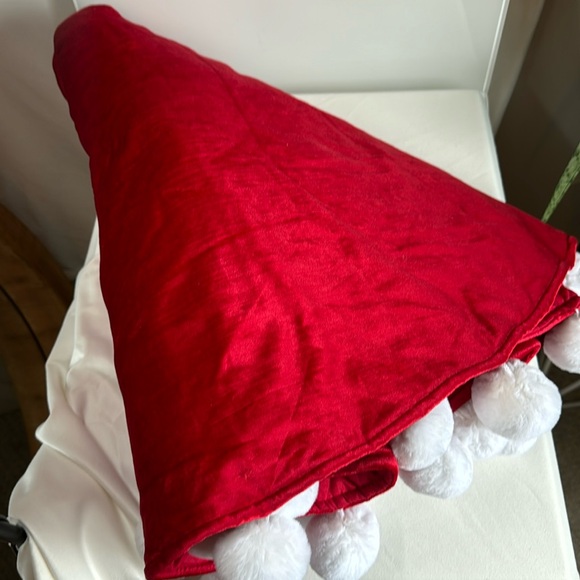 Red Velvet Tree Skirt white Pom poms - Picture 3 of 6